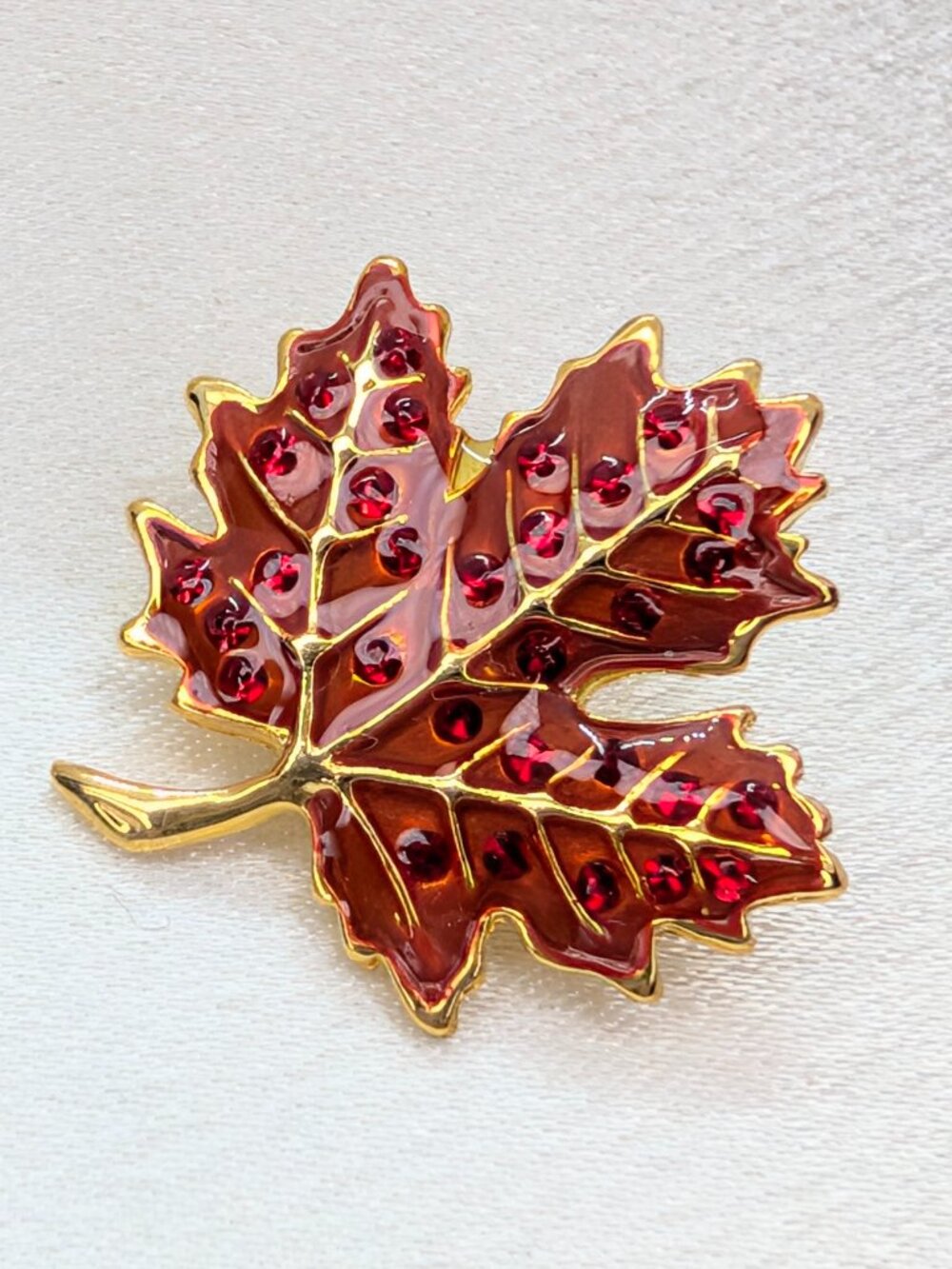 NEW Red Maple Leaf Put 'Em Pin - Picture 3 of 6